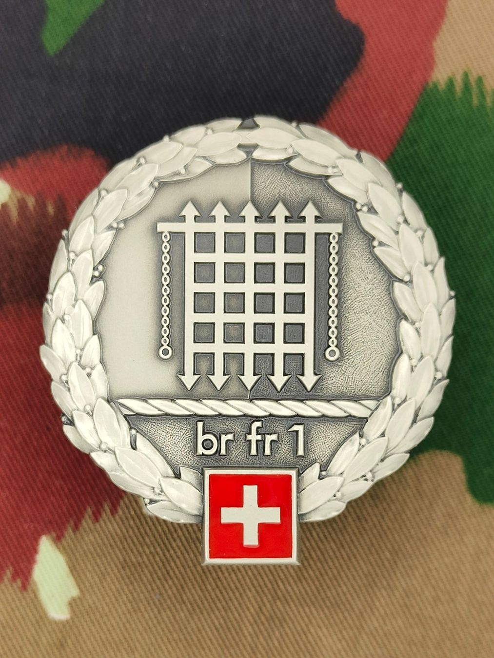 Schweizer Armee Placchette & Badge: Béretemblem Grenzbrigade 1, neu – Nuovo (secondo la descrizione) da Bauma venduto da SwissMilitaria