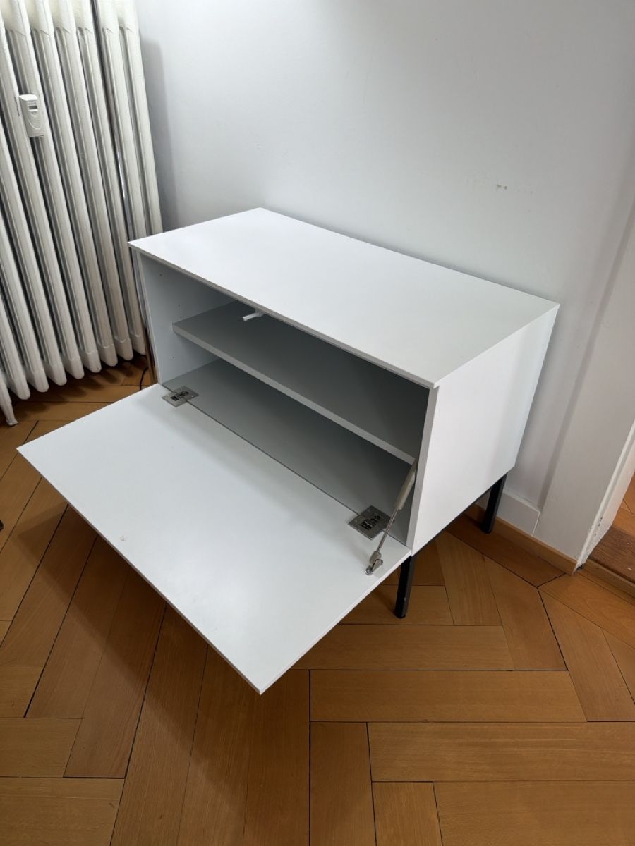 Cassettiere: Kommode weiss mit 4 Beinen guter Zustand – Usato da Zürich venduto da Paters 1