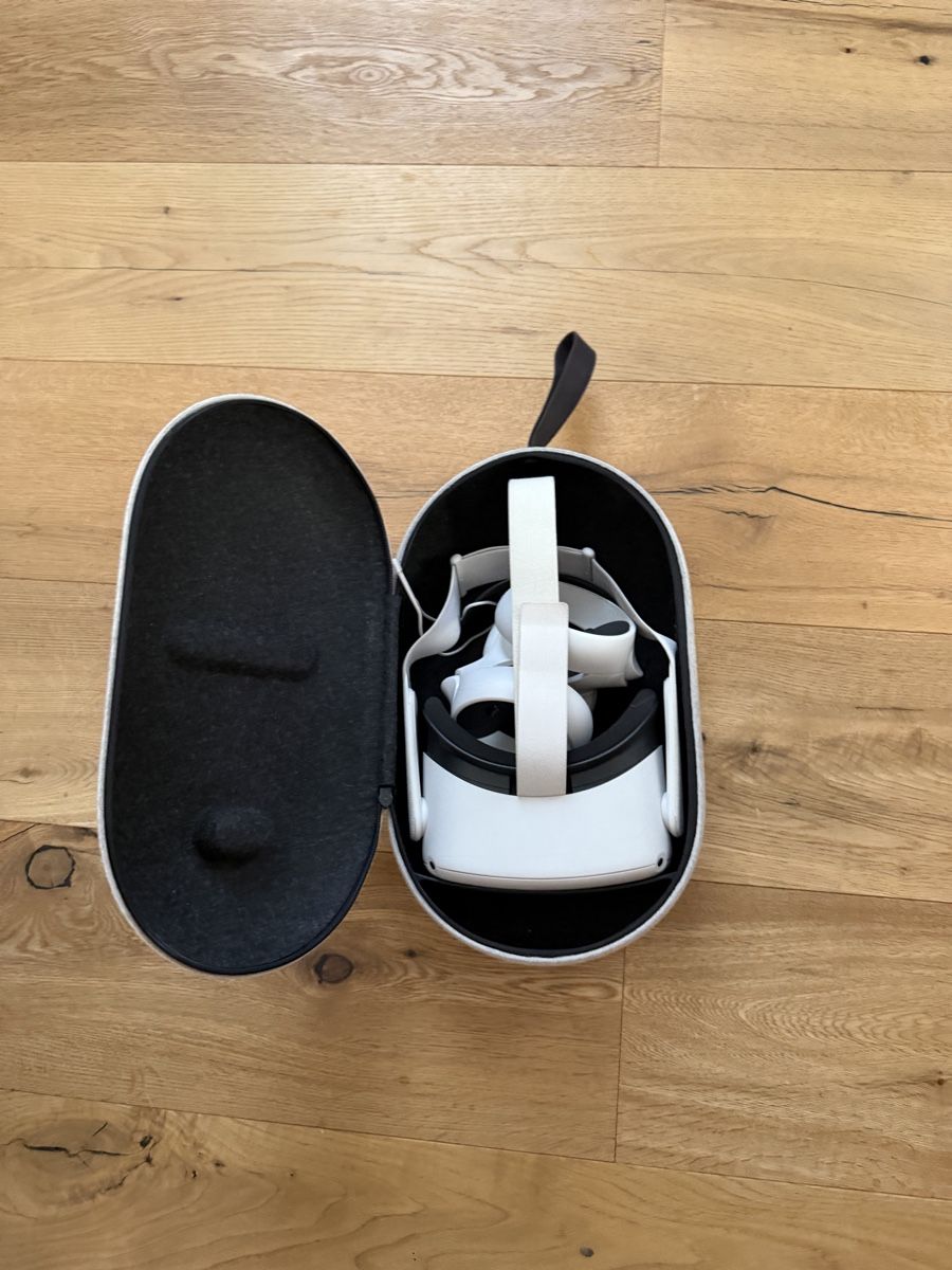 Casco VR: Meta Quest 2 VR Headset with Controllers and Case – Usato da Neuenegg venduto da mak_rq67