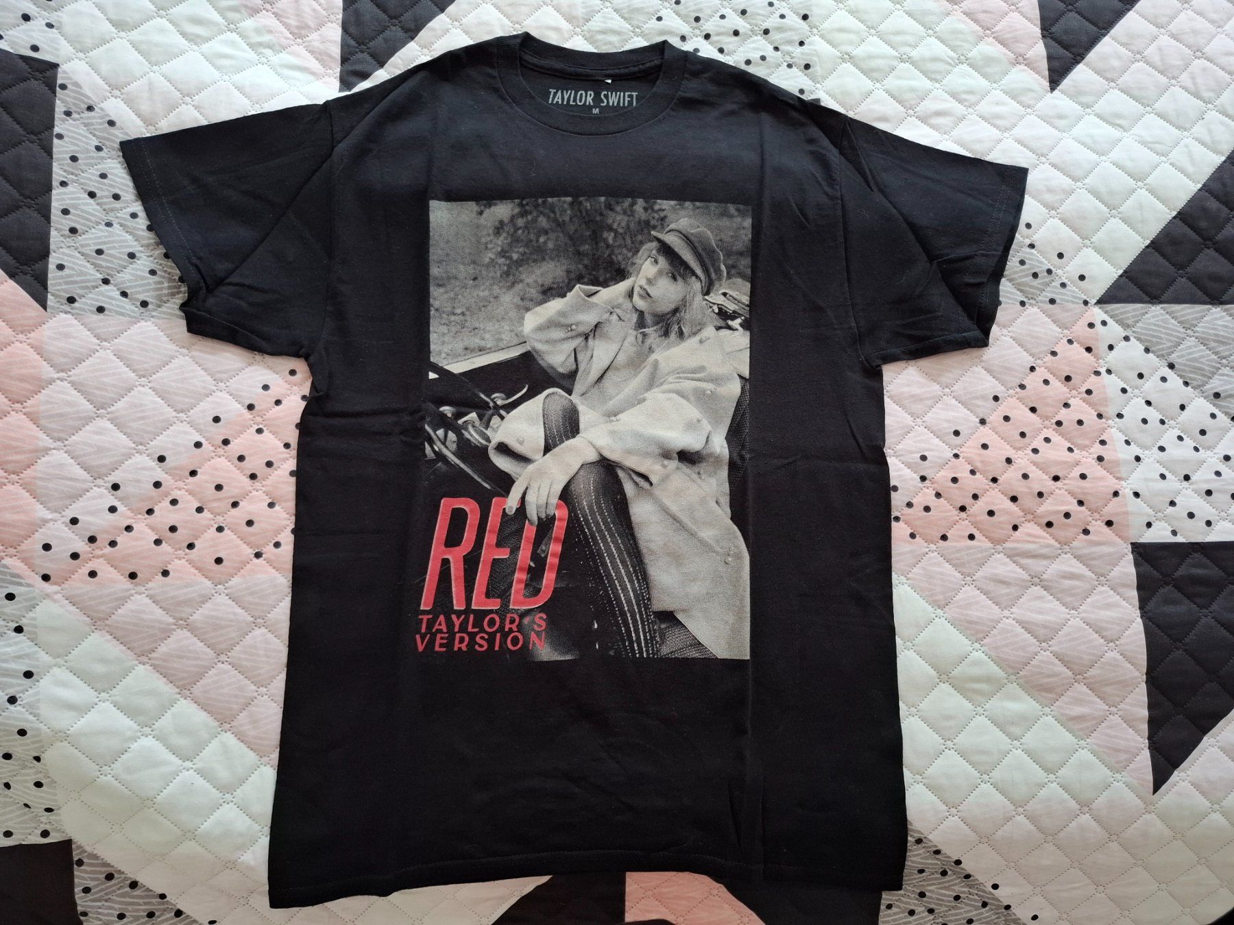 T-Shirts: T-shirt Taylor Swift "Red-Taylor's Version" – Gebraucht aus La Neuveville von maripiou