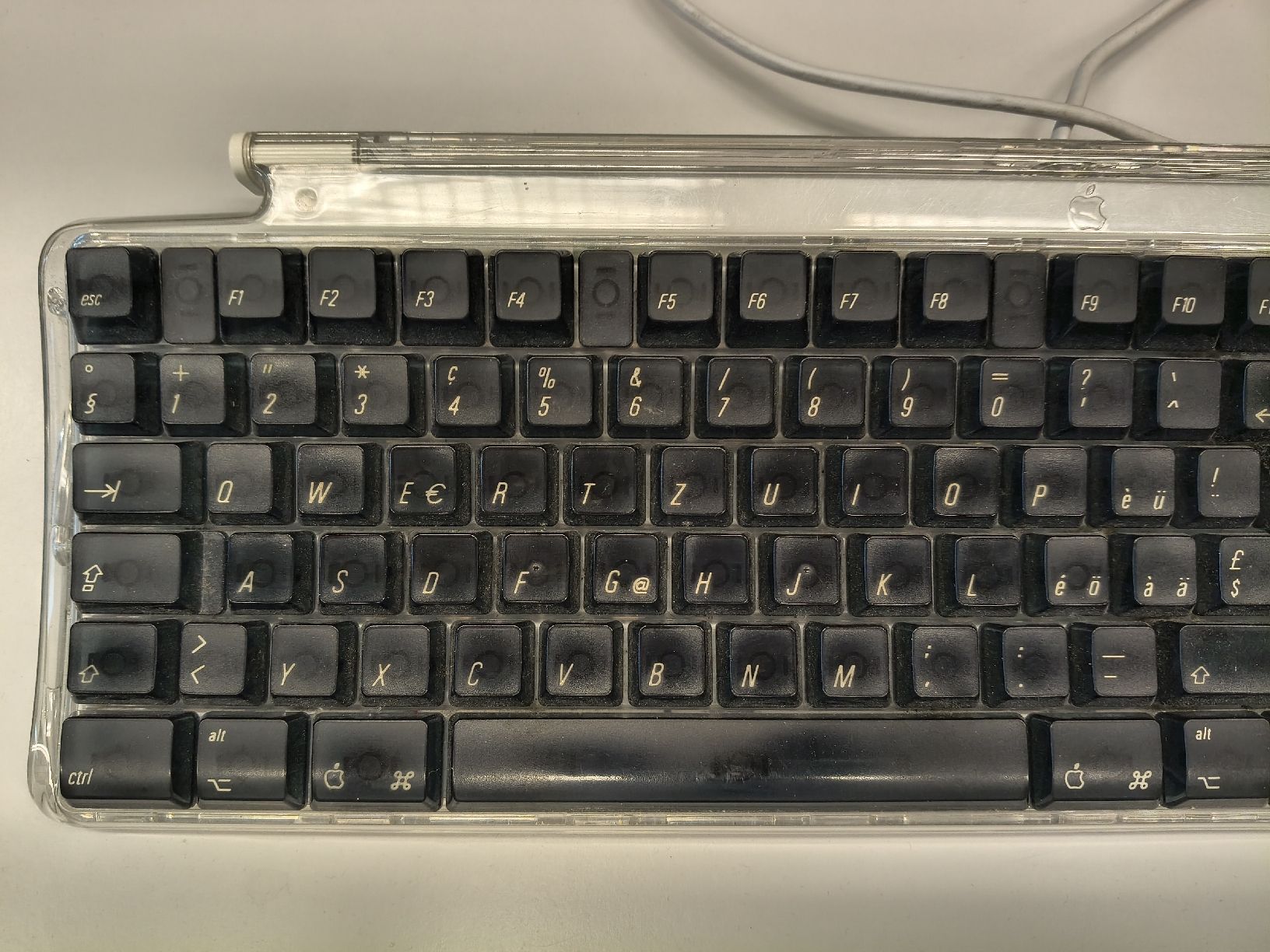 Apple Tastiere: Apple Pro Keyboard M7803 transparent wired used condition – Usato da Zürich venduto da TrainLine 6