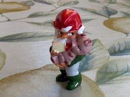 Ü-Ei Figur Zwerg schöppelt Baby Schwein, 1992 Ferrero, 4 cm