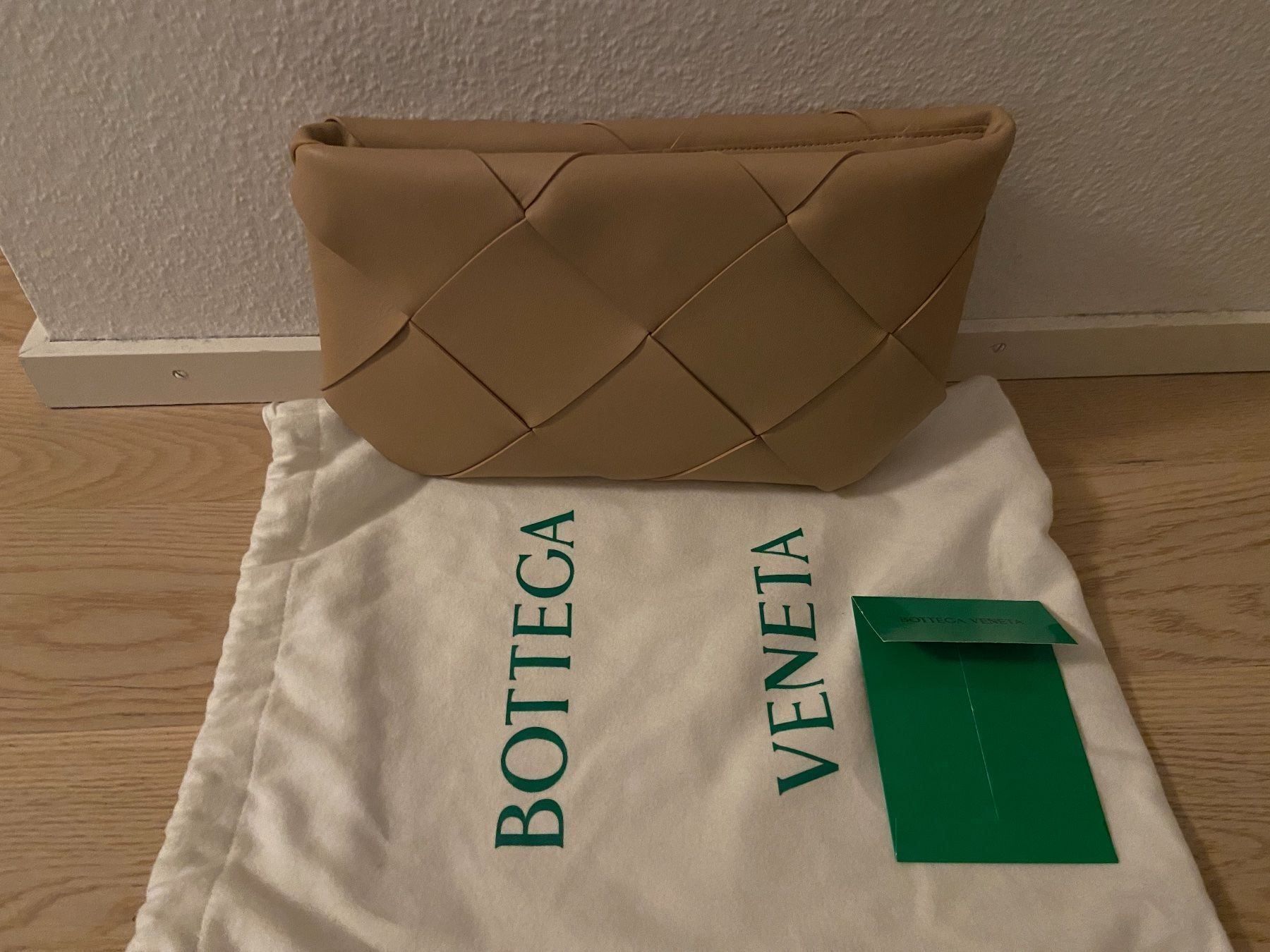 Bottega Veneta Borse da donna: Bottega Veneta Pouch in beige – Nuovo e nell'imballaggio originale da Zürich venduto da Elisa_K 1