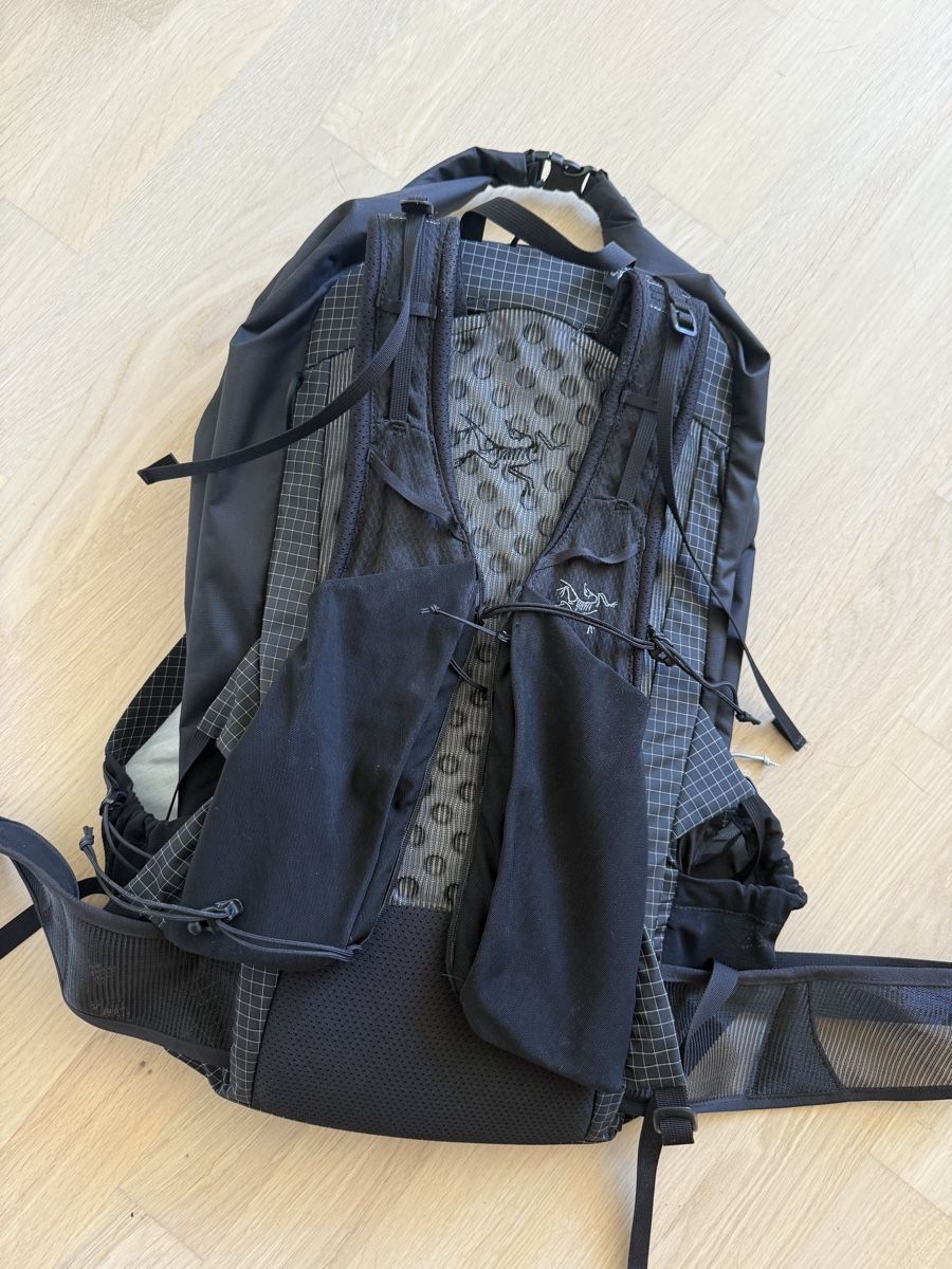 Arcteryx Zaini: Arcteryx Aerios 35L Backpack – Nuovo (secondo la descrizione) da St. Gallen venduto da kst_7685 1
