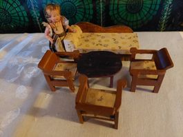 Antikes Puppenstuben-Möbel Set Sofa & Stühle, Tisch & Püppli