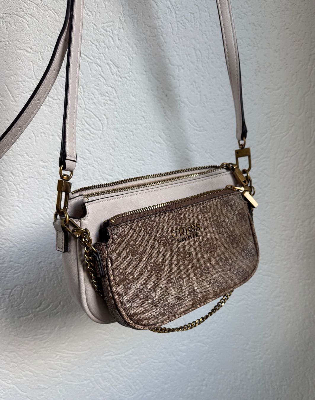 Guess Sacs: GUESS Multipochette Tasche – D'occasion à Staldenried par Schnurli1708