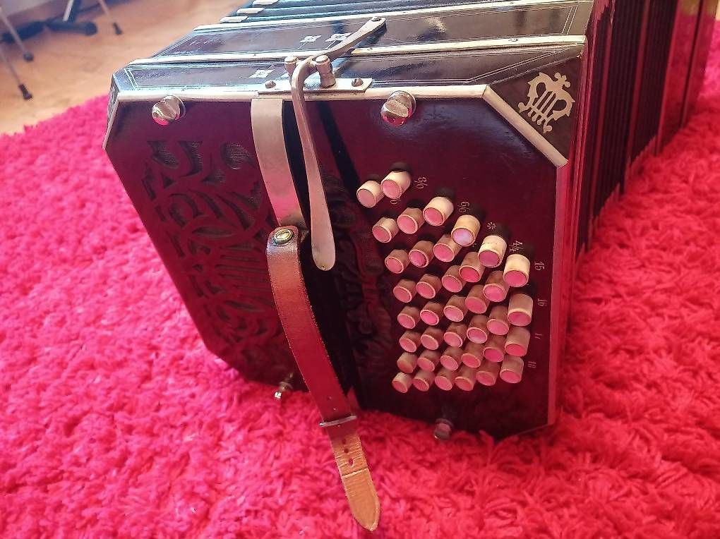 Musikinstrumente: Bandoneon Alfred Arnold – Gebraucht aus Ganterschwil von Marinabossi