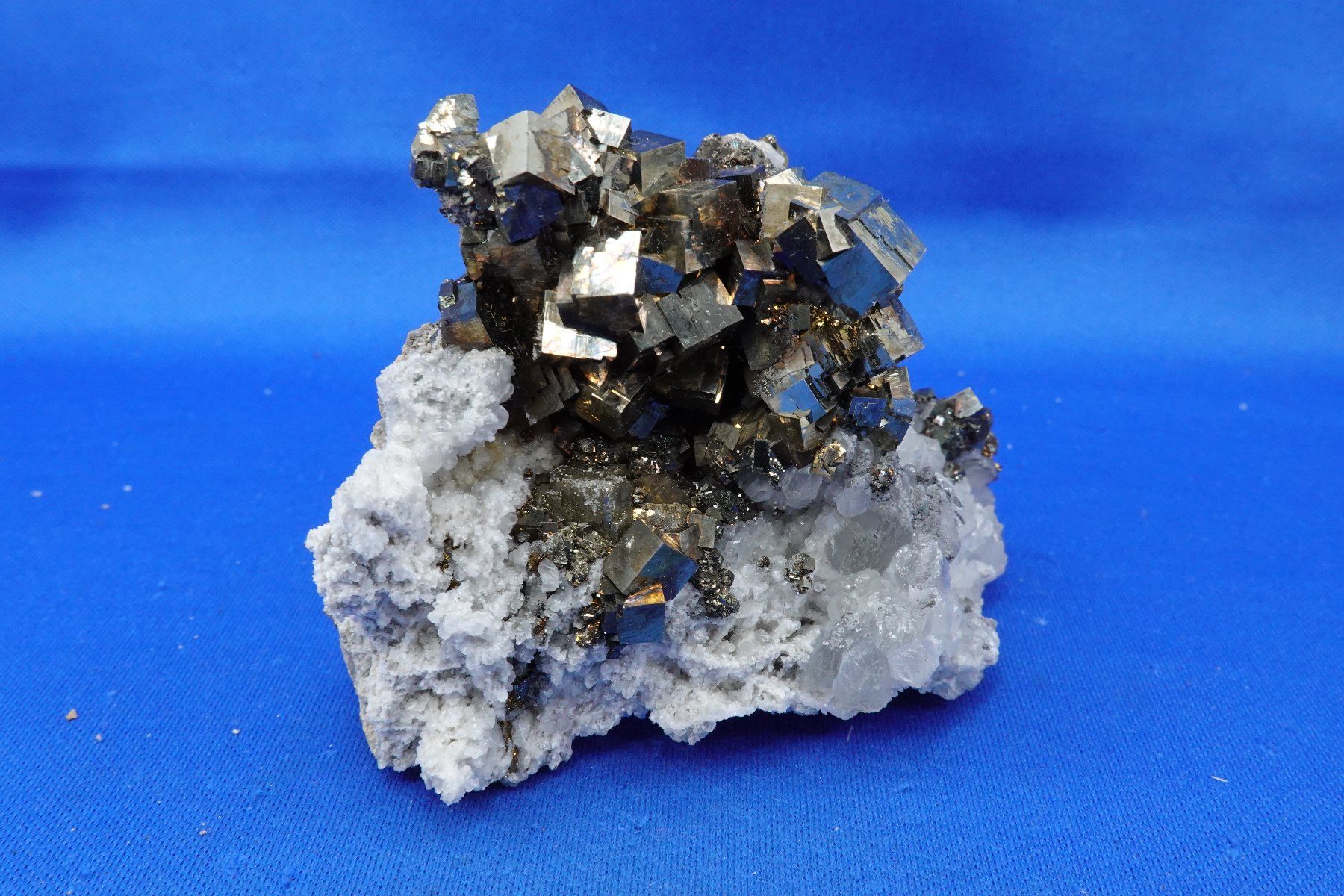 Minerali & Pietre curative: Pyrit auf Calcit (UV) – Usato da Schinznach Bad venduto da Demerald 1