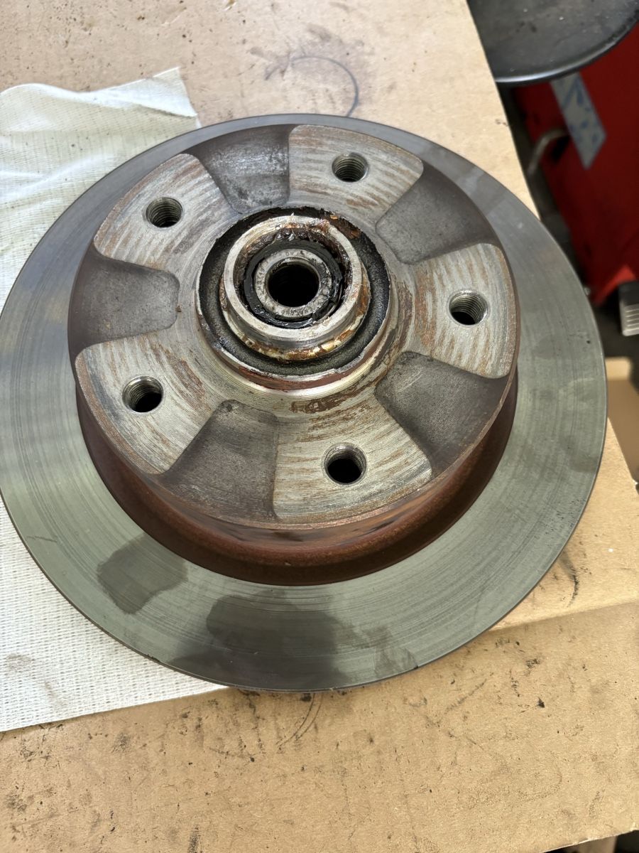 Tutti pezzi di ricambio auto: Vw käfer, typ 3 bremsscheiben LK 5 x 130 – Usato da Grenchen venduto da typ4 1