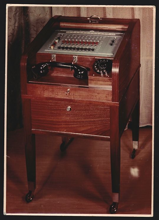 Fotografie & Manifesti: Fotografie Telefonschrank mit Drehscheib – Usato da Berlin venduto da bartko-reher