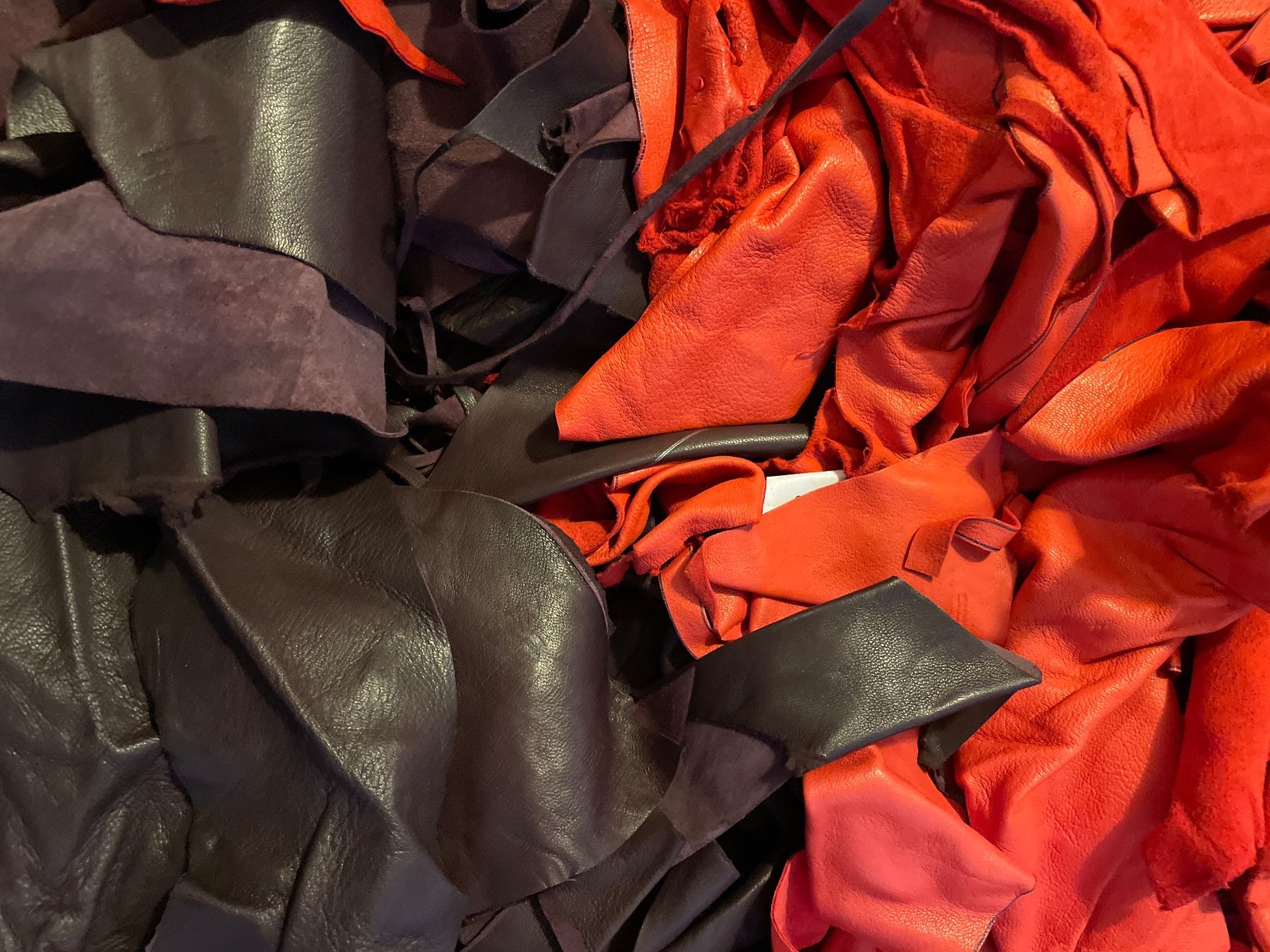 Tessuti: Lot 2: 7.25 KG Lederreste "Bordeaux & Rot" – Usato da Frasnacht venduto da GracyStore 1