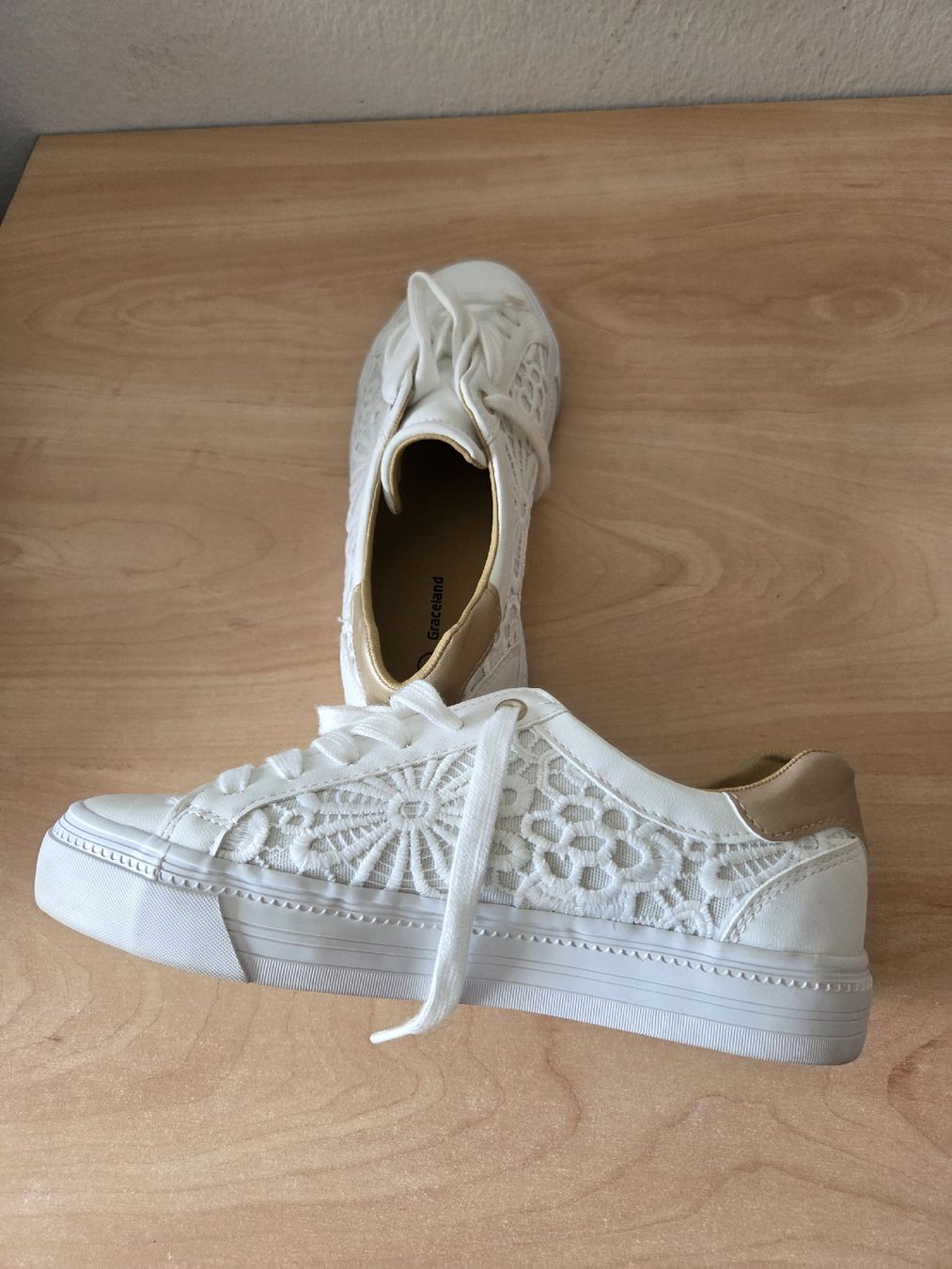 Scarpe da donna: Weisse Damensneaker mit Spitzen Muster Gr.37 – Usato da Winterthur venduto da katzen07 6