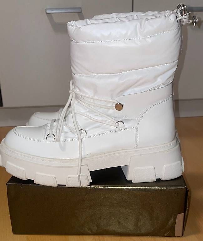 Scarpe da donna: Weisse Winterstiefeletten – Usato da Eschenbach SG venduto da ang_bqf5