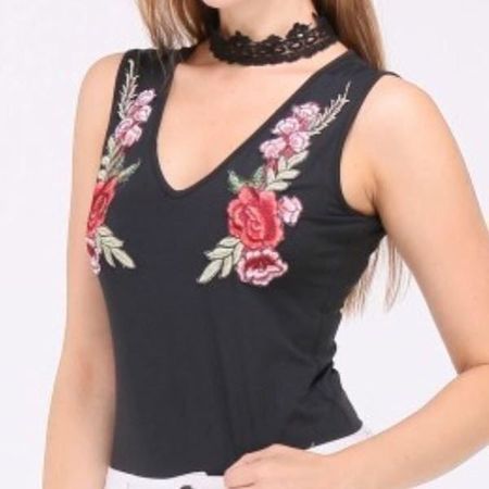 Body noir col dentelle rose brodées