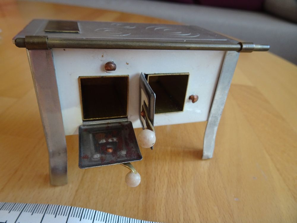 Puppenhaus-Möbel: Weißer Handtuchhalter Aus Metall – Detaillierte Miniatur Für Erwachsene Sammler, 65 Mm Hoch