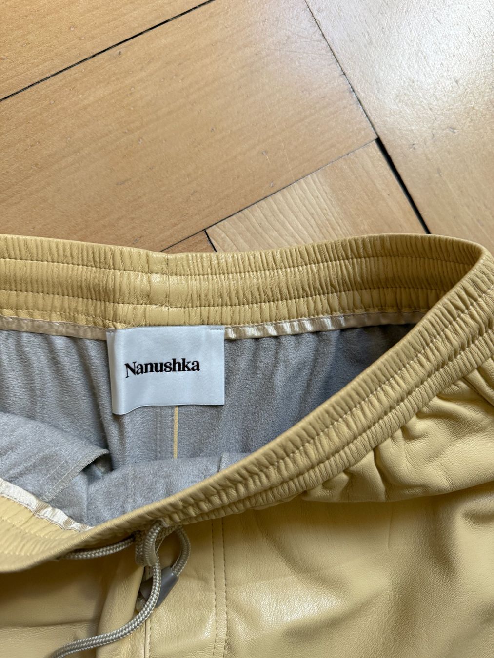 Nanushka Pantaloni: NANUSHKA - Kunstleder Shorts hellgelb S – Usato da Zürich venduto da Diazaio 1