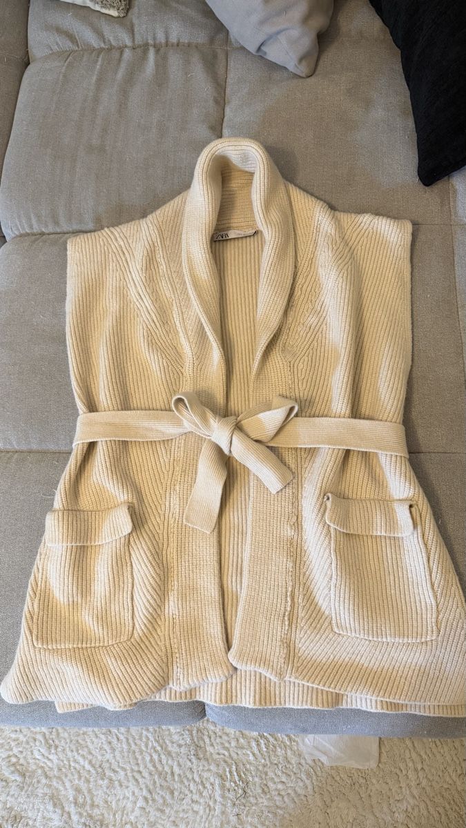 Zara Gilets & Westen: Strick Oberteil Gilets Damen Zara s – Neu (gemäss Beschreibung) aus Seuzach von aes_xj6f