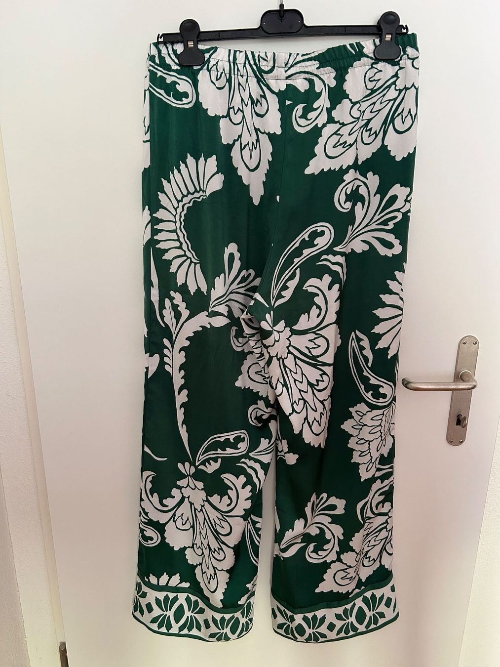 H&M Pantaloni: Luftige Sommerhose mit wunderschönem Print – Usato da Oberengstringen venduto da Bechi 2