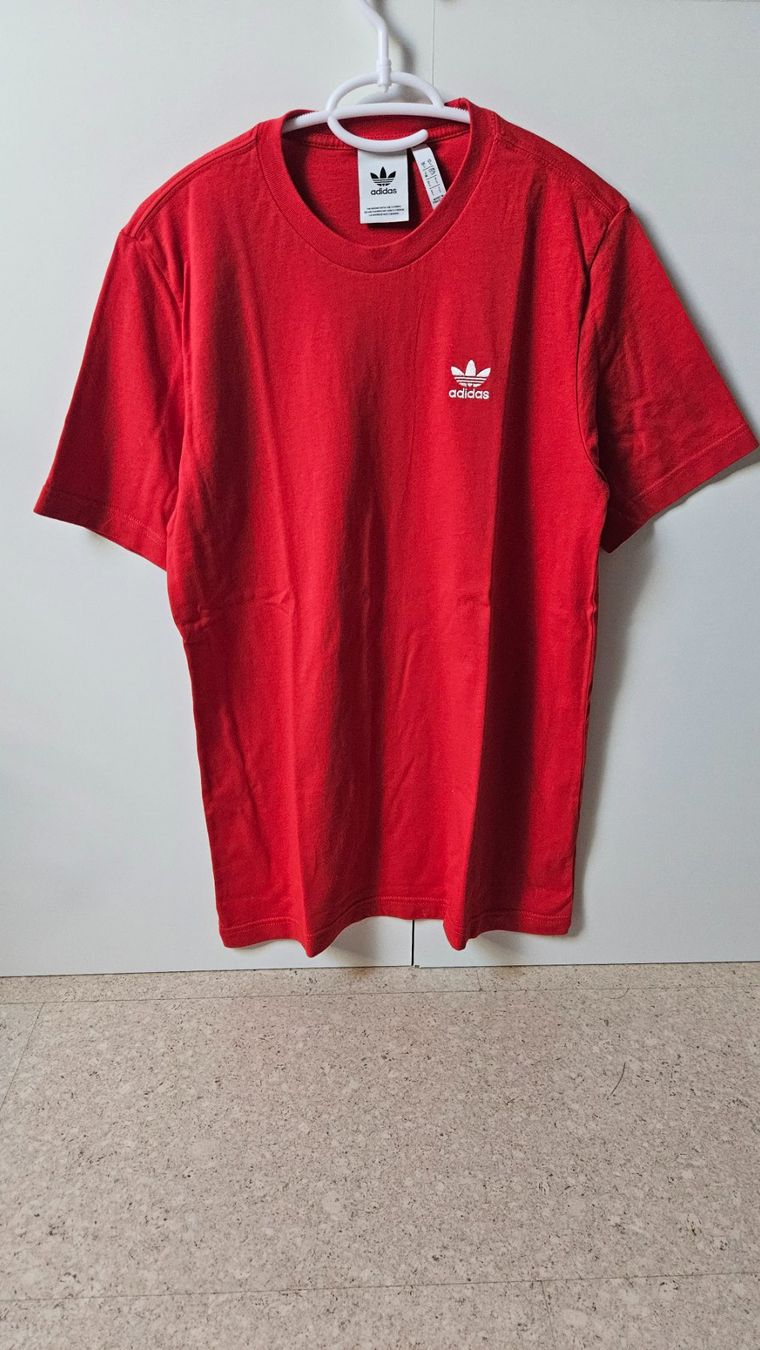Adidas T-Shirts: T-Shirt rot , Adidas – Gebraucht aus Münchenbuchsee von Yothu
