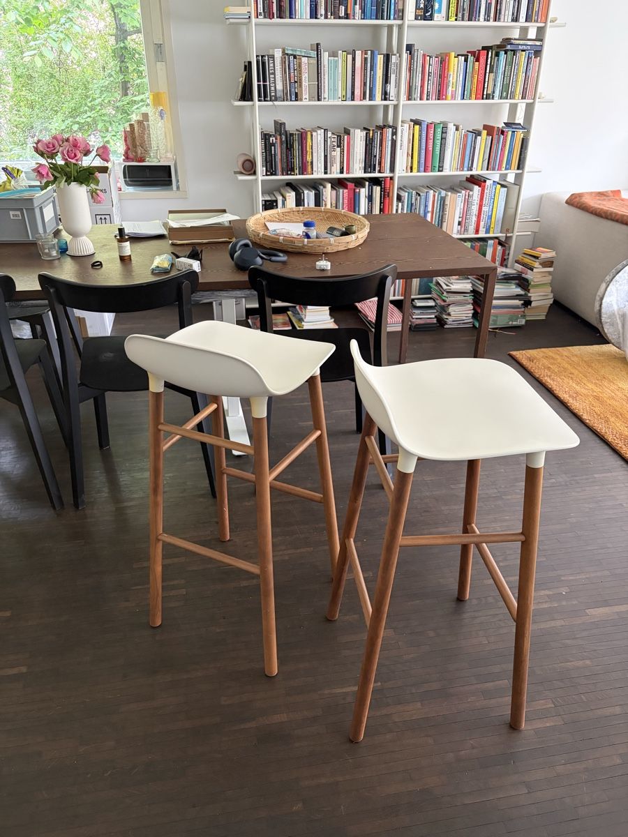 Normann Copenhagen Sgabelli: Normann Copenhagen Form Bar Stools - Pair in Great Shape! – Usato da Zürich venduto da wut_25df 1