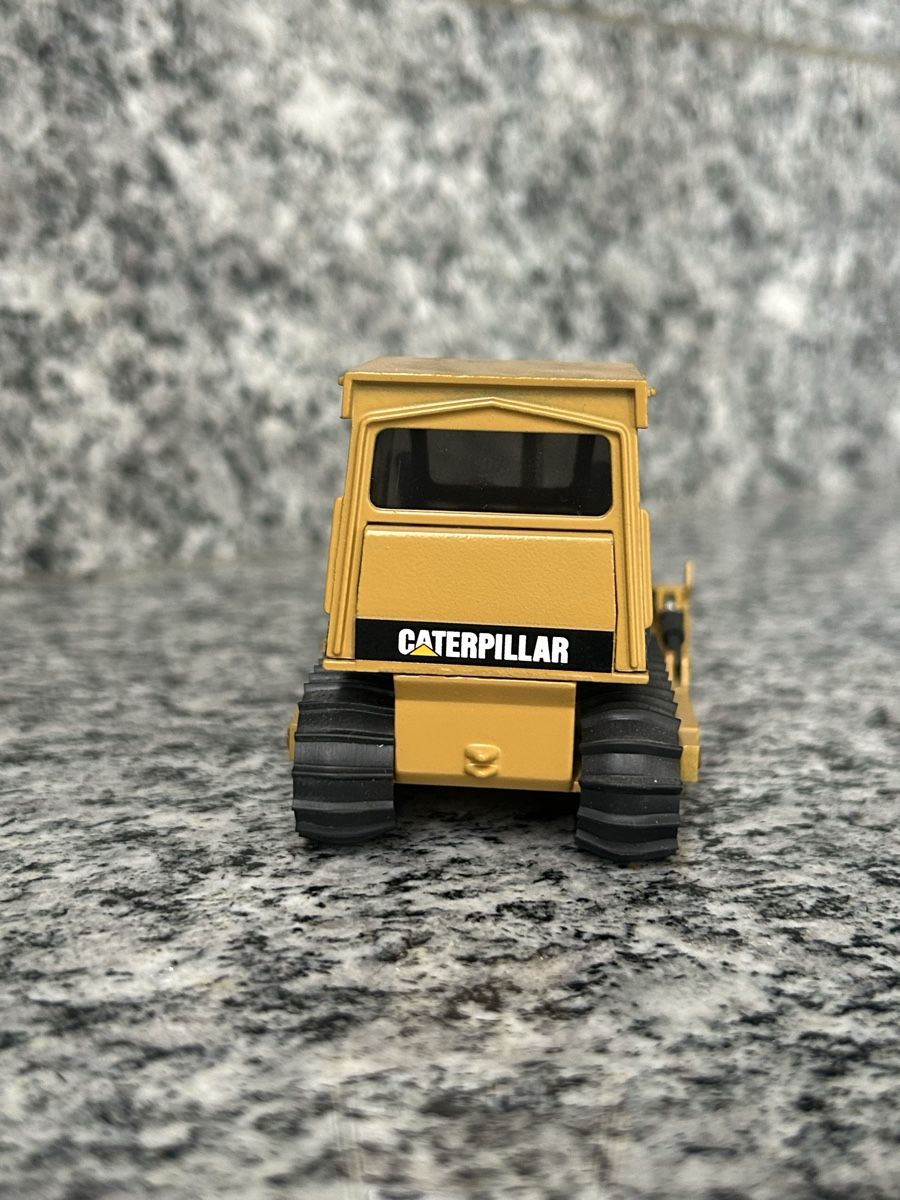 Caterpillar Kit di modellismo & Modellini statici: Cat D4 , 1:50 , NZG – Usato da Horw venduto da Tigercat635 3