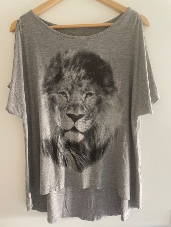 T-Shirt mit Löwe Gr M oversize aus Viscose