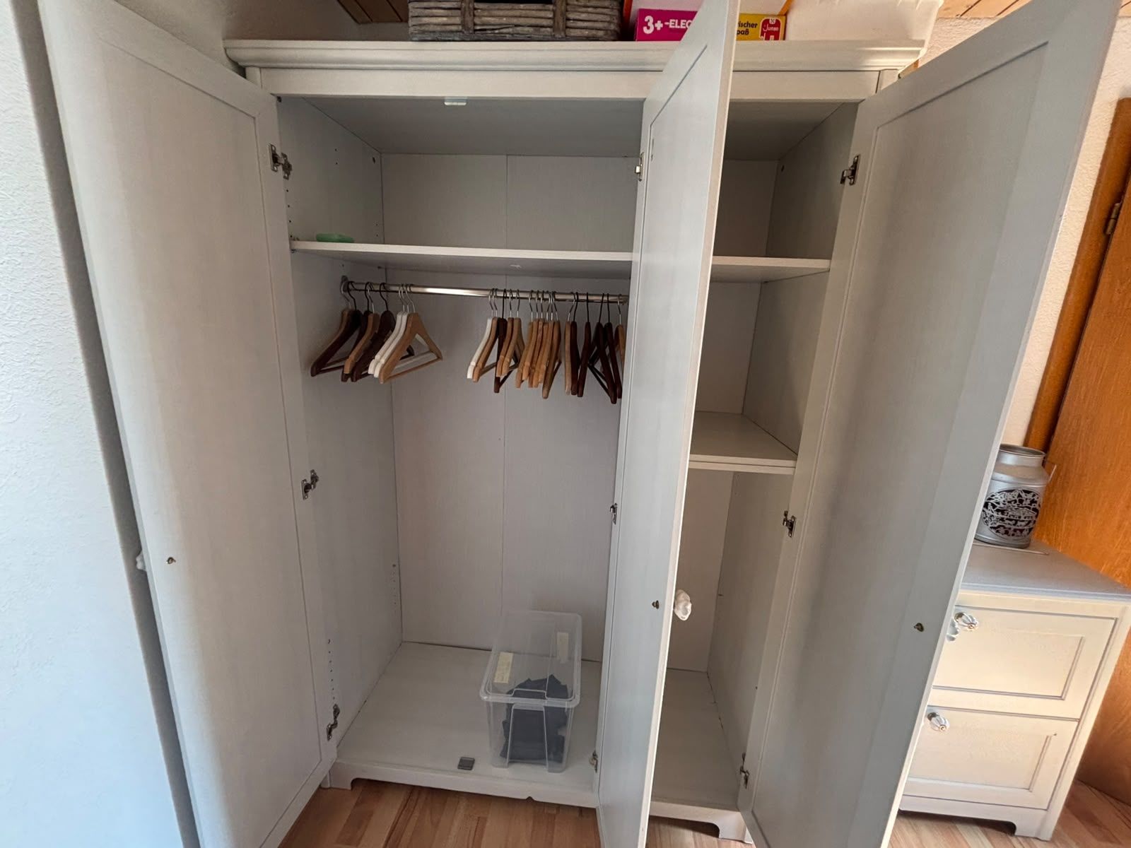 Schränke: Kleiderschrank und Kommode – Gebraucht aus Basel von papa03 2