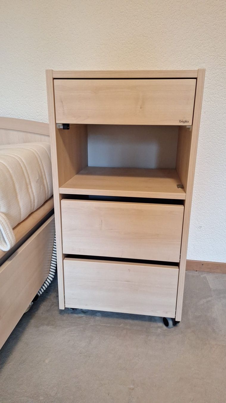 Letti: Pflegebett inkl. Nachttisch – Usato da Bäriswil BE venduto da vonys 5