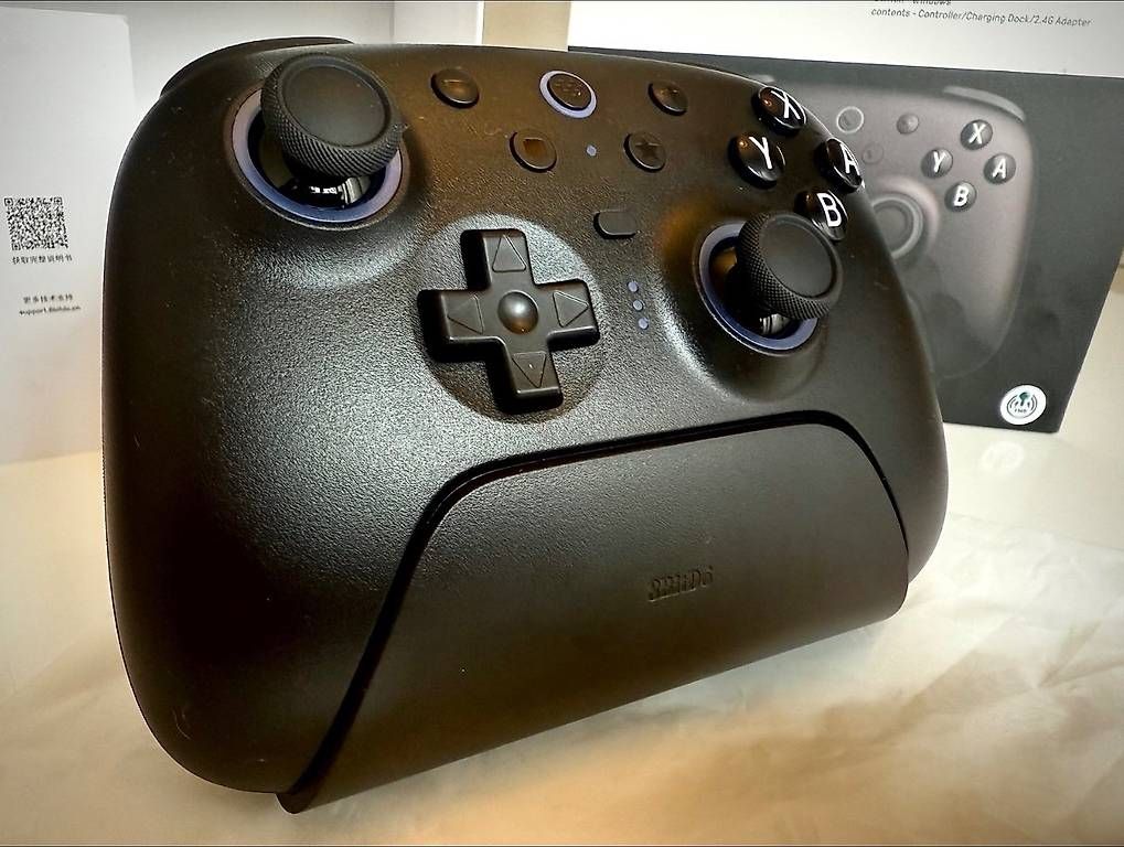 8BitDO Manettes: 8BitDo Ultimate Bluetooth 2 Controller+Ladestation Neu – Neuf avec emballage d'origine à Rüfenacht BE par Caroly_Evora 2