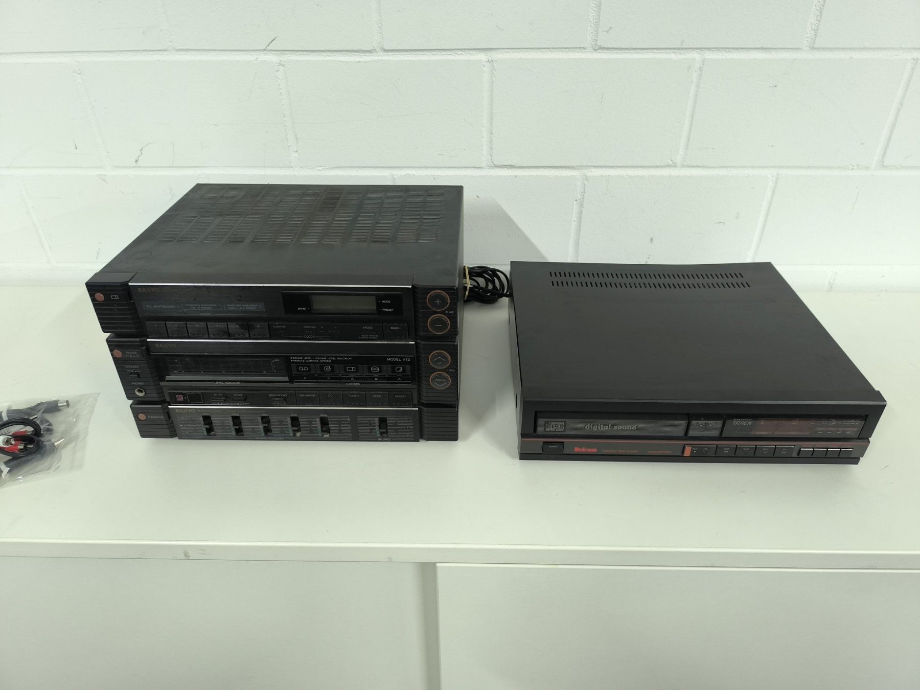 Sanyo Ricevitori: Sanyo V73 Stereo Receiver & Delcom CD-Player geprüft – Usato da Rüti ZH venduto da Restwert_Rueti_ZH 3