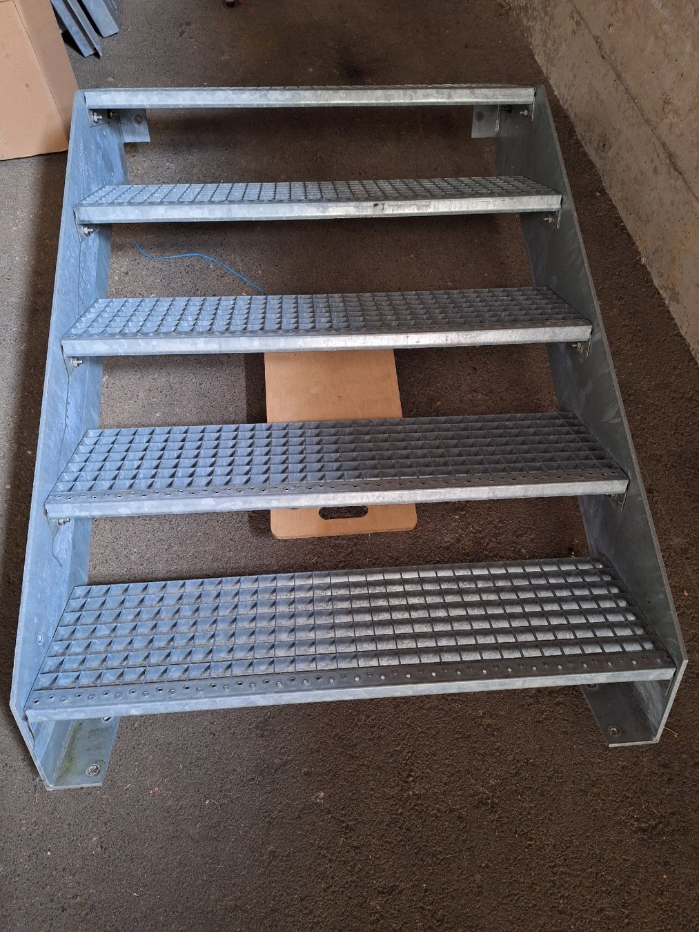 Treppen: Metalltreppe Stahltreppe Verzinkt Neu Robust 5 Stufen – Neu (gemäss Beschreibung) aus Willisau von Abei 2