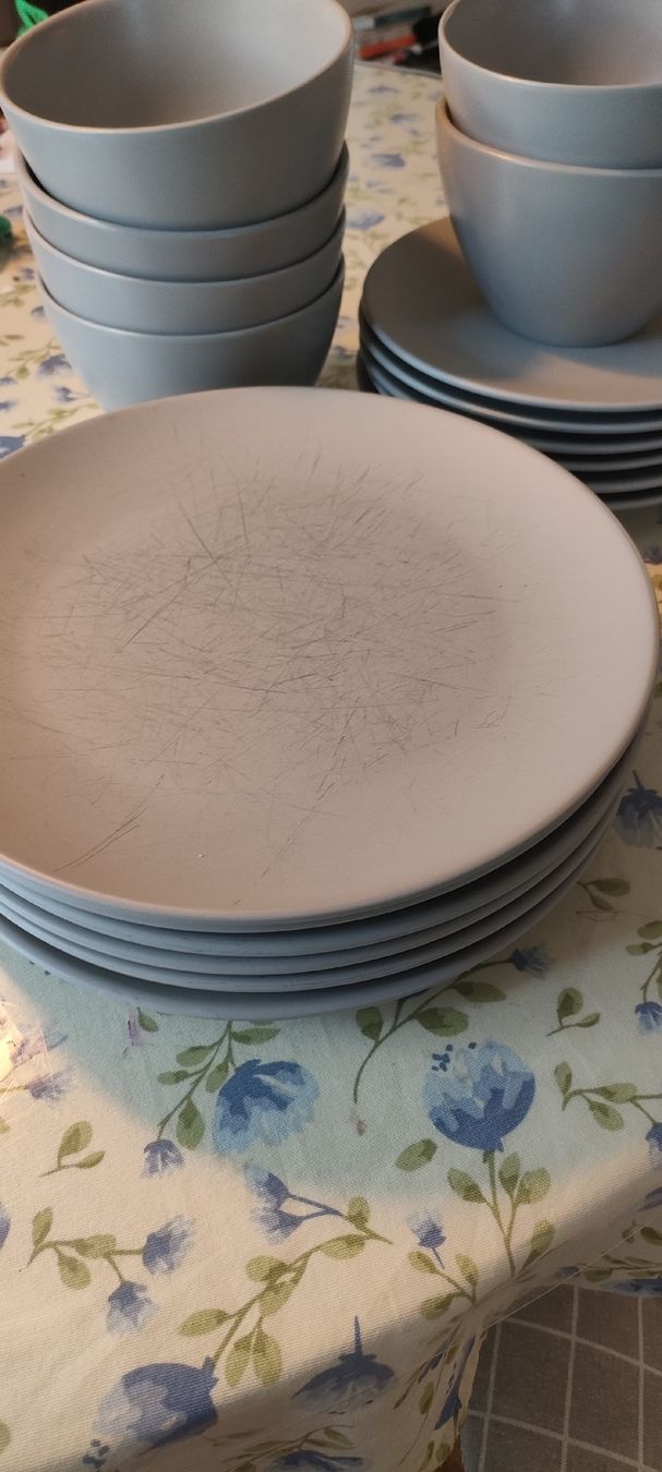 Set di piatti: 18-teiliges Geschirrset grau – Usato da Muri AG venduto da Mupuputs 1