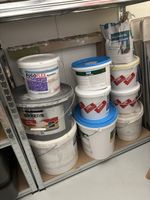 Diverse Farben, Spachtelmaterial & Malerbedarf – alles zusam