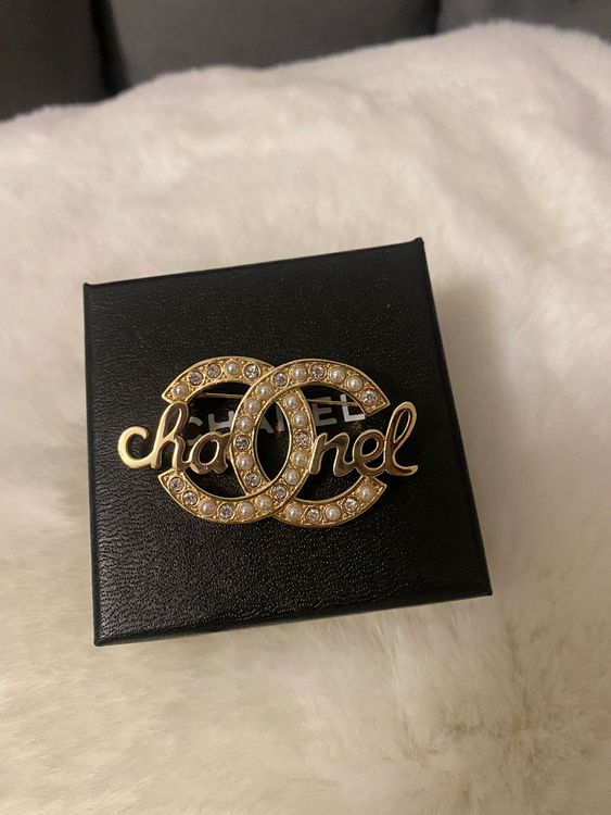 Elegant Chanel VIP Gold Script Brooch (Gebraucht) in Hemmental für CHF ...