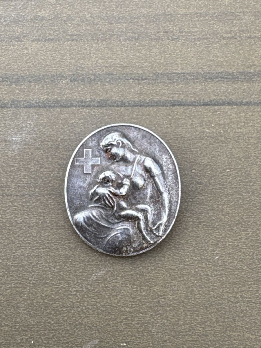 Plaquettes & Badges: Abzeichen Mutter Kind Kreuz 1945 . Zustand siehe Bilder – D'occasion à Basel par Fischstabli