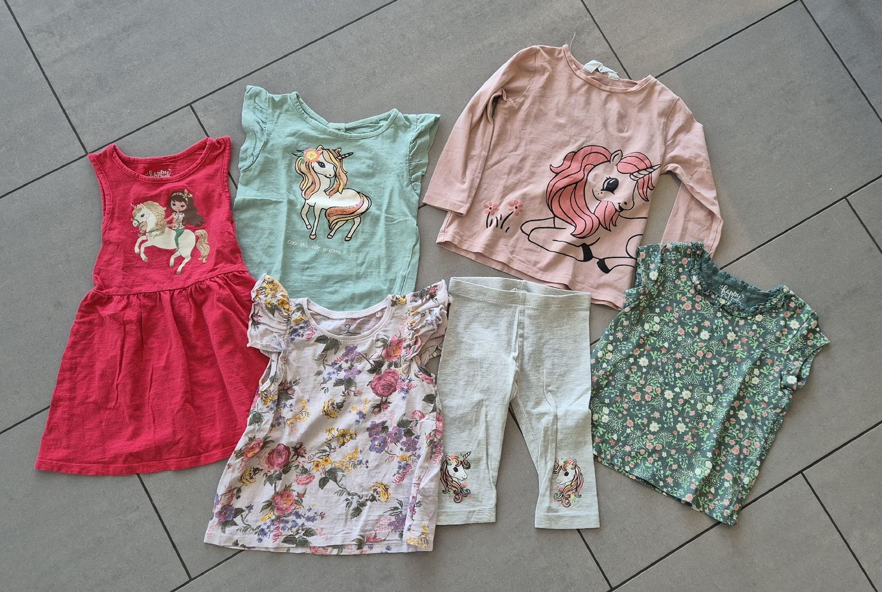 Lotti & Set di vestiti: Sommer Kleiderpaket Mädchen 98 – Usato da Würenlingen venduto da mwimmer