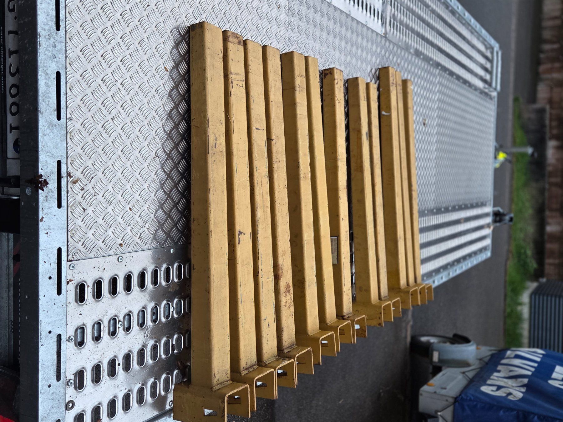 Scaffali: Kragarm mit Metall Haken – Usato da Fischbach-Göslikon venduto da Emanuel.Bardhi 1