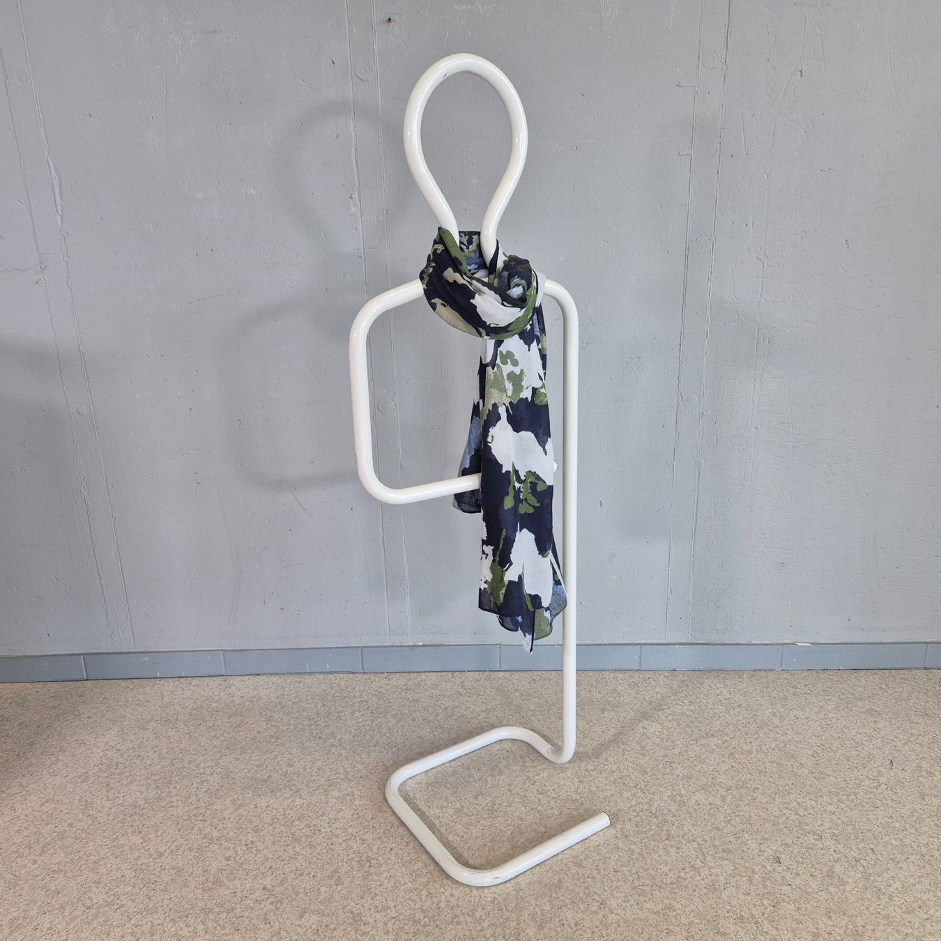 Garderobe: Design Herrendiener Garderobenständer Kleiderständer – Gebraucht aus Nottwil von Wondewa-Shop