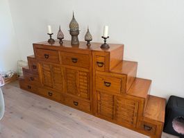 Asiatisches Möbelstück (Sendai Kaidan Tansu)