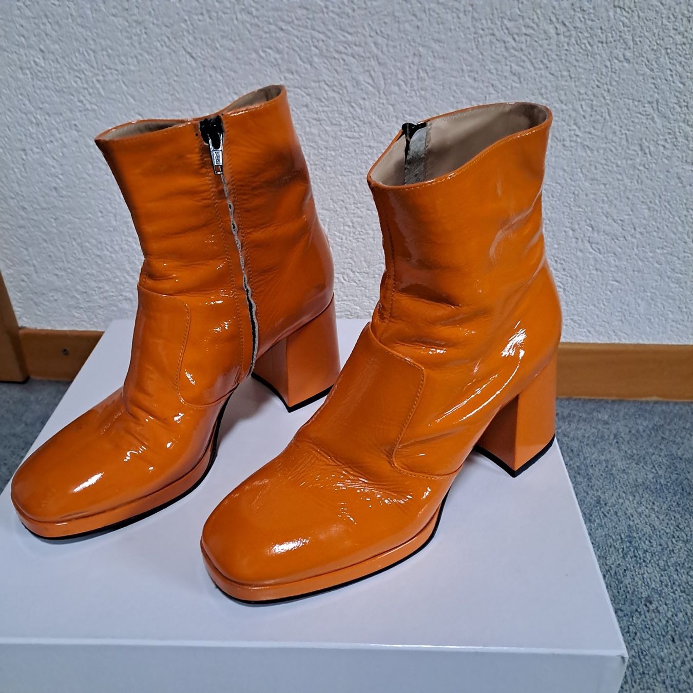 Scarpe da donna: Orange Lack Stiefelette, Gr. 38,5 – Usato da Frauenfeld venduto da Andadaa