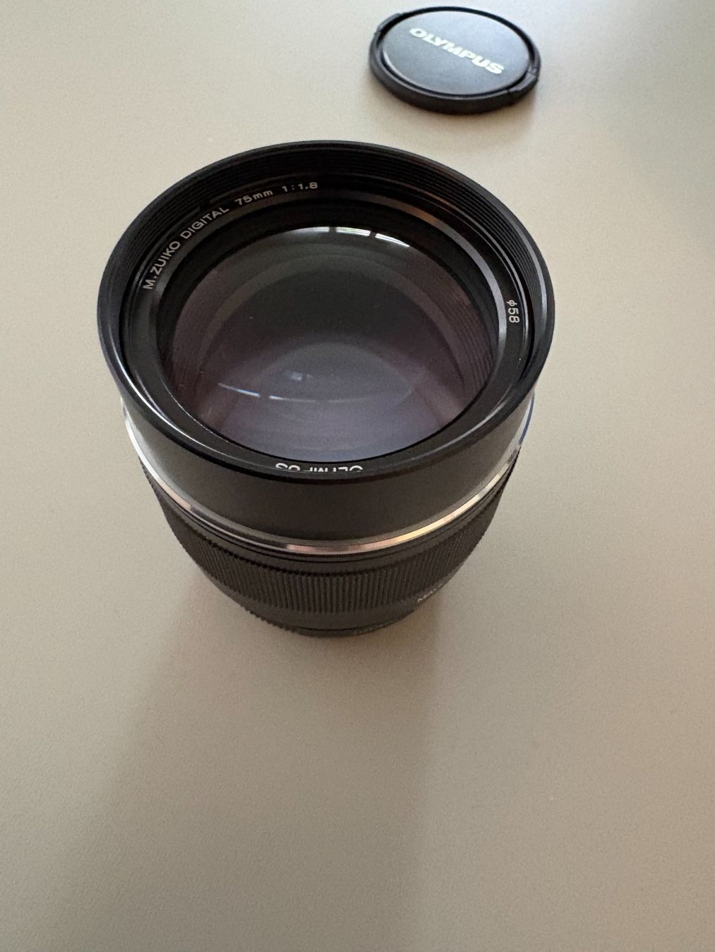 OM System Obiettivi: Olympus Objektiv M.Zuiko Digital 75mm 1:1.8 – Usato da Rapperswil SG venduto da FlightAddict