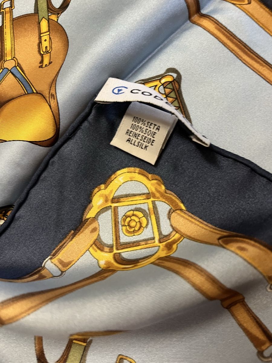 Codello Foulard & Sciarpe: Edles Seidentuch von Codello, neuwertig, blaues Design – Usato da Rapperswil SG venduto da funk3 2