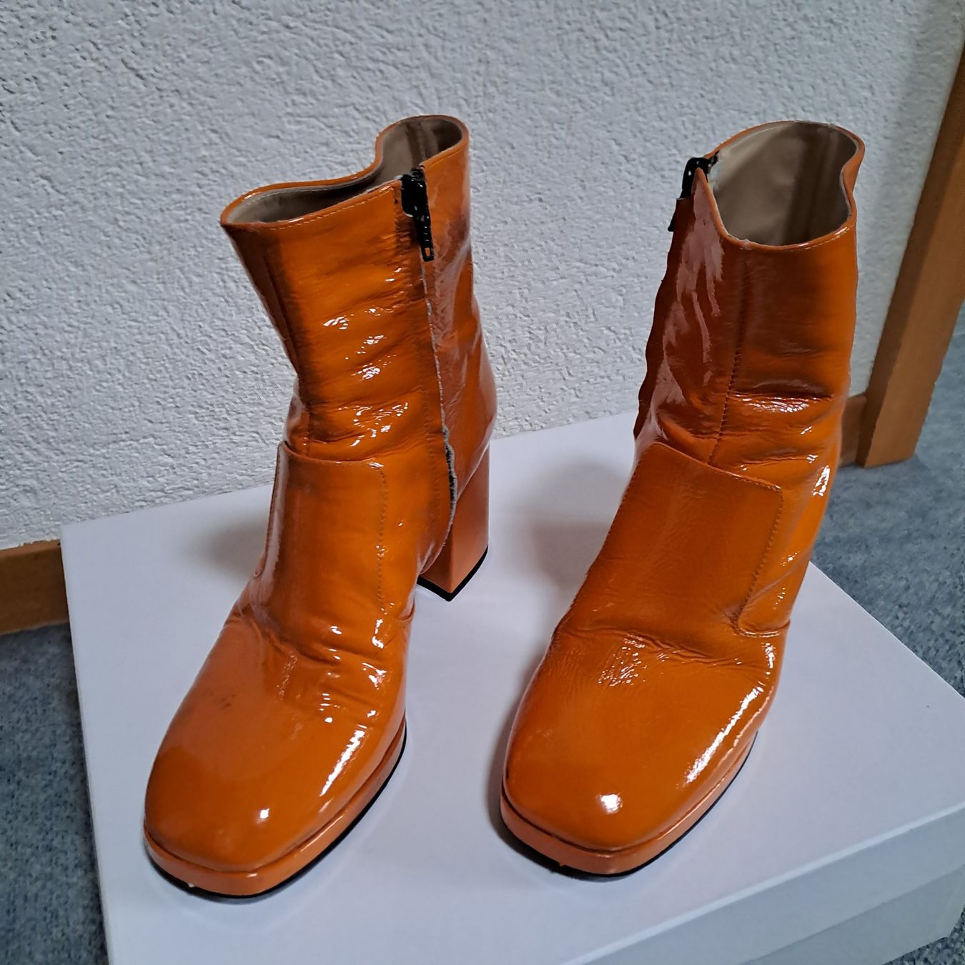 Scarpe da donna: Orange Lack Stiefelette, Gr. 38,5 – Usato da Frauenfeld venduto da Andadaa 1