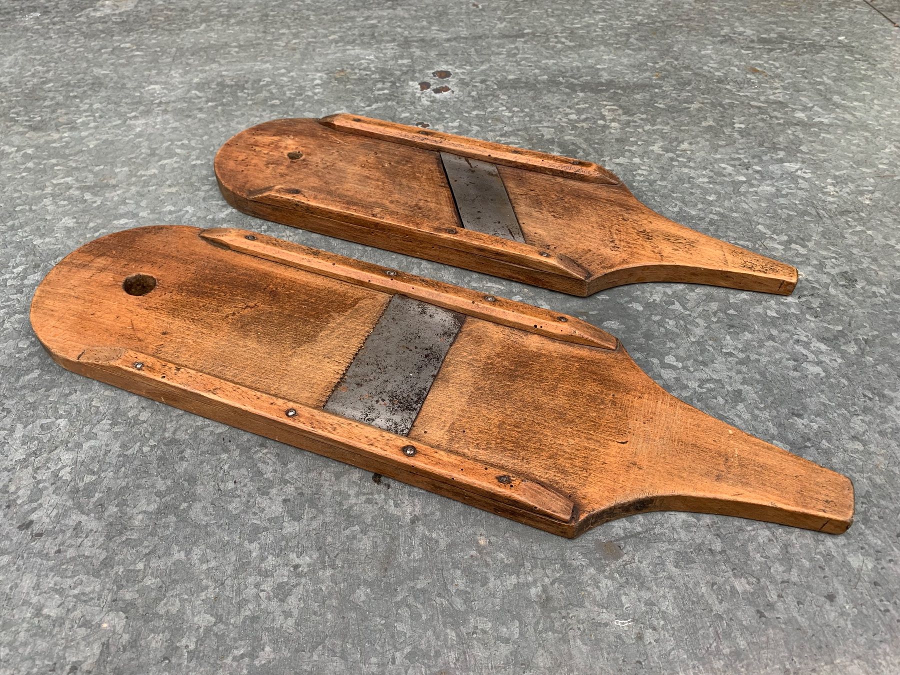 Tutti gli attrezzi: 2 schöne antike Schneidbretter aus Holz – Usato da Feldbach venduto da Olive1 2