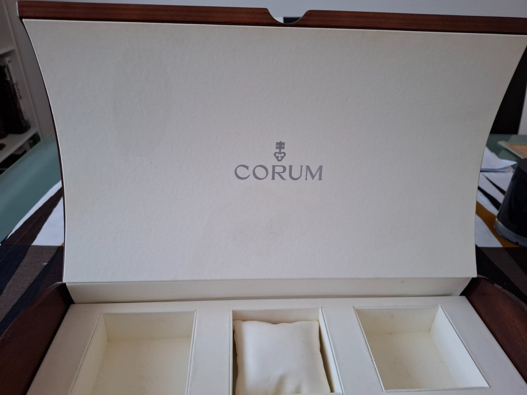 Scatole porta orologi: Ecrin box Corum pour 6 montres – Usato da Le Locle venduto da Lapidary.Duc 2