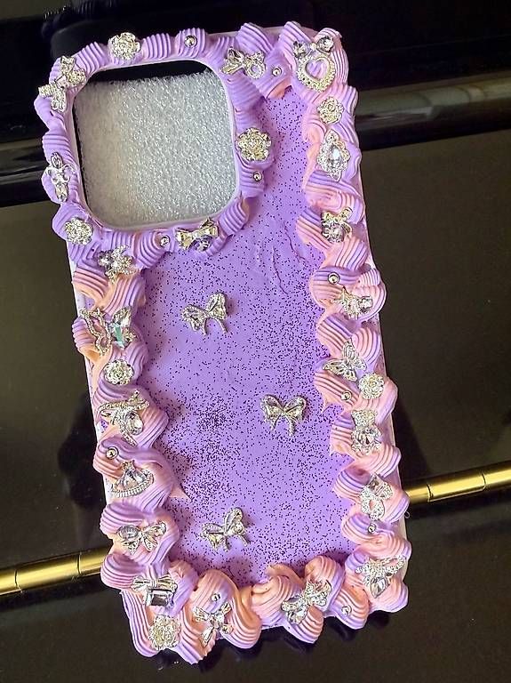 Coques & Protection écran: Coque d'iPhone 16 pro fait main – D'occasion à Pully par ake_g7yc