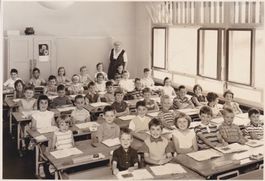 Altes Photo mit Schulkinder und Lehrerin. Juni 1963 WO?