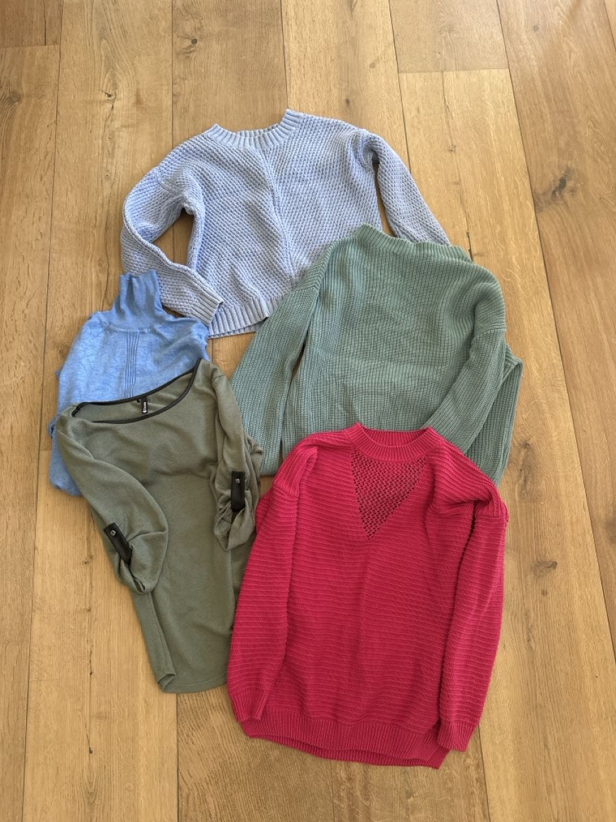 Lots de vêtements: Kleider Set Pullover Grösse S – D'occasion à Grindelwald par cla_ww8z
