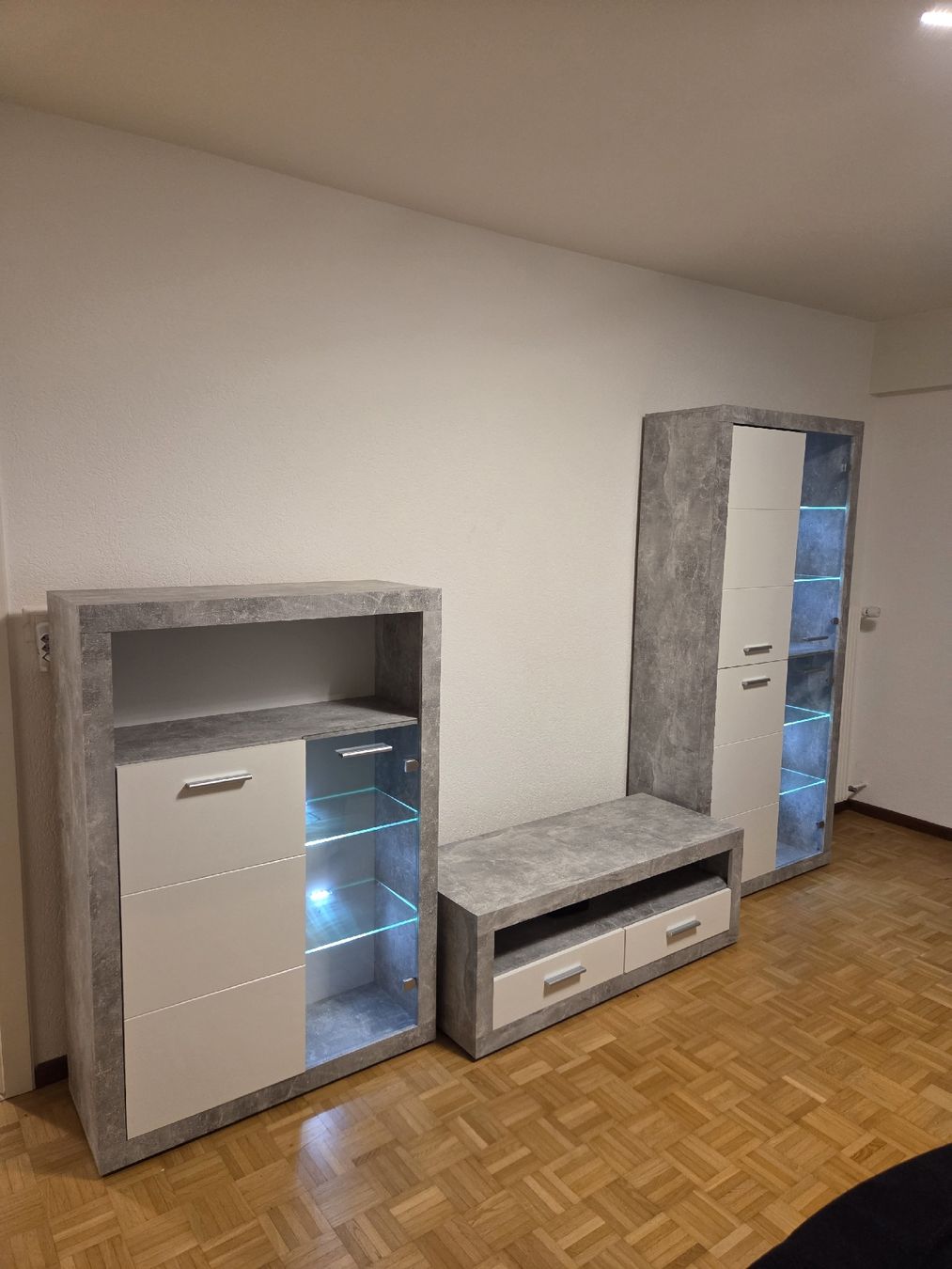 TV Möbel: paroi murale avec LED – Gebraucht aus Sierre von sav_d7g8 1