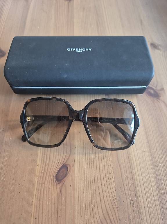 Lunettes & Verres: Lunettes soleil Givenchy – D'occasion à Genève par Marie121275 2